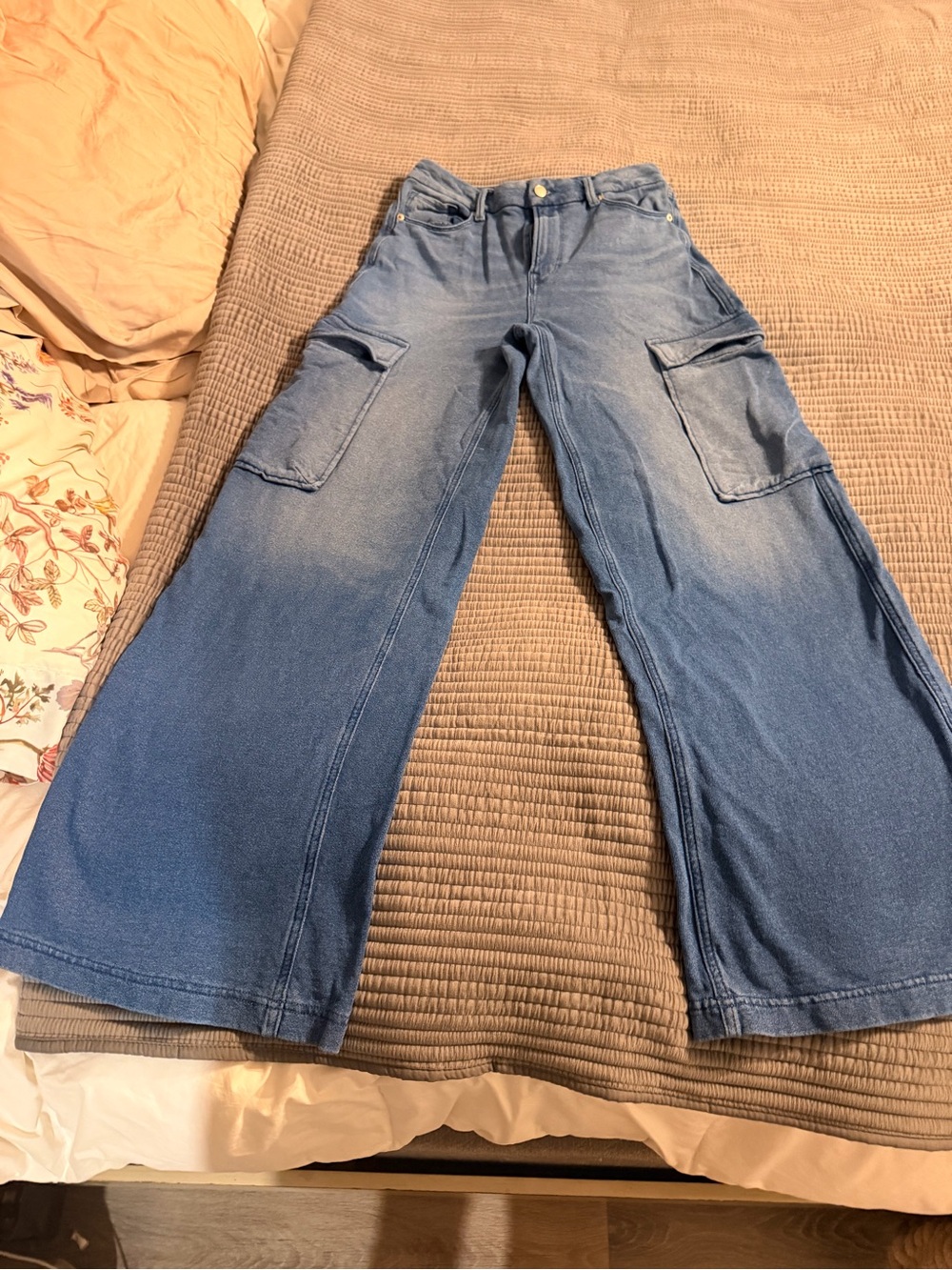 Good American Wide-Leg Cargo Jeans